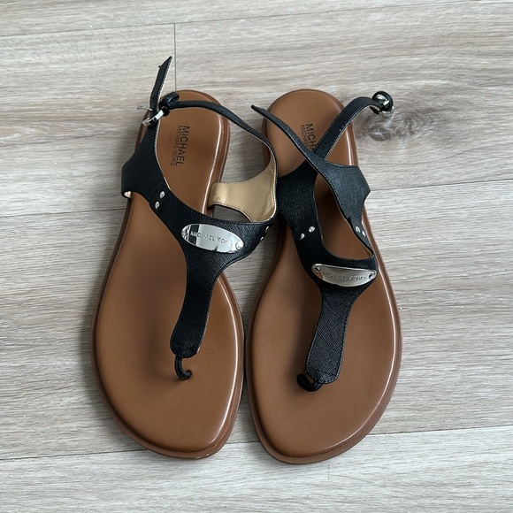 MICHAEL Michael Kors Women's Leather MK Plate T-Strap Thong Sandals NWOB - Picture 4 of 6